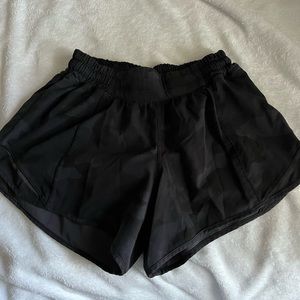 Lululemon Low Rise Hotty Hot Shorts 4”